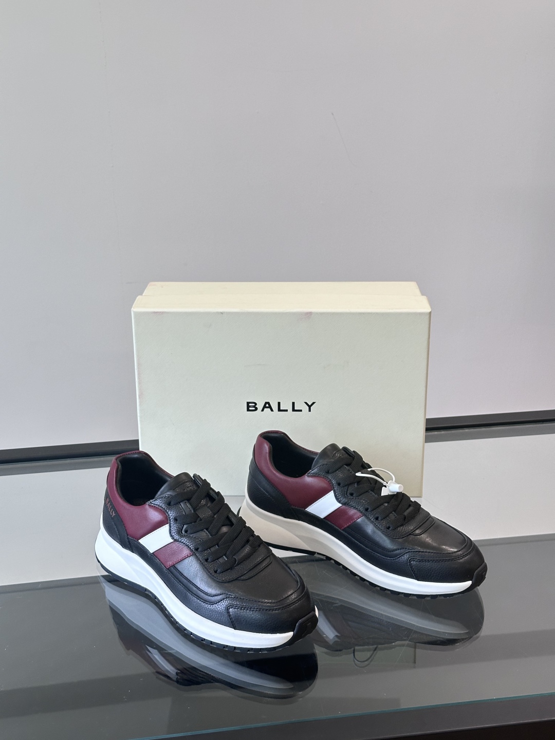 BALLY/巴利新款男士厚底皮革运动休闲鞋，这款皮革运动鞋采用小牛皮拼接打造，糅合优雅风范与创新设计。两