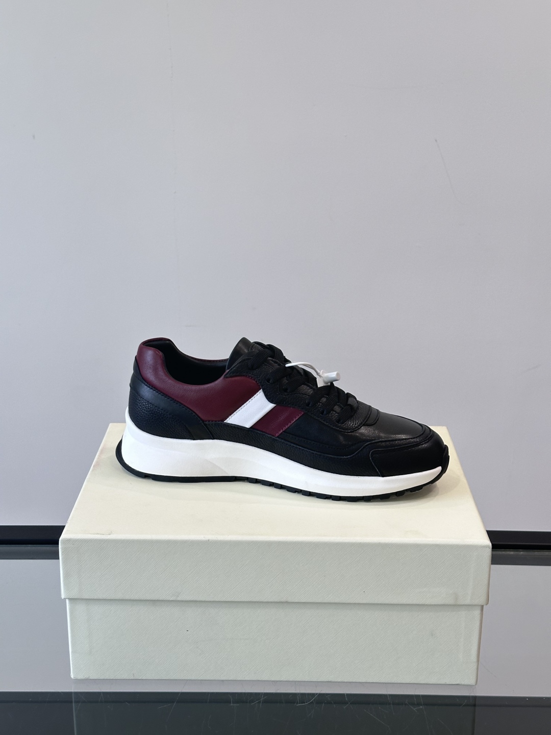 BALLY/巴利新款男士厚底皮革运动休闲鞋，这款皮革运动鞋采用小牛皮拼接打造，糅合优雅风范与创新设计。两