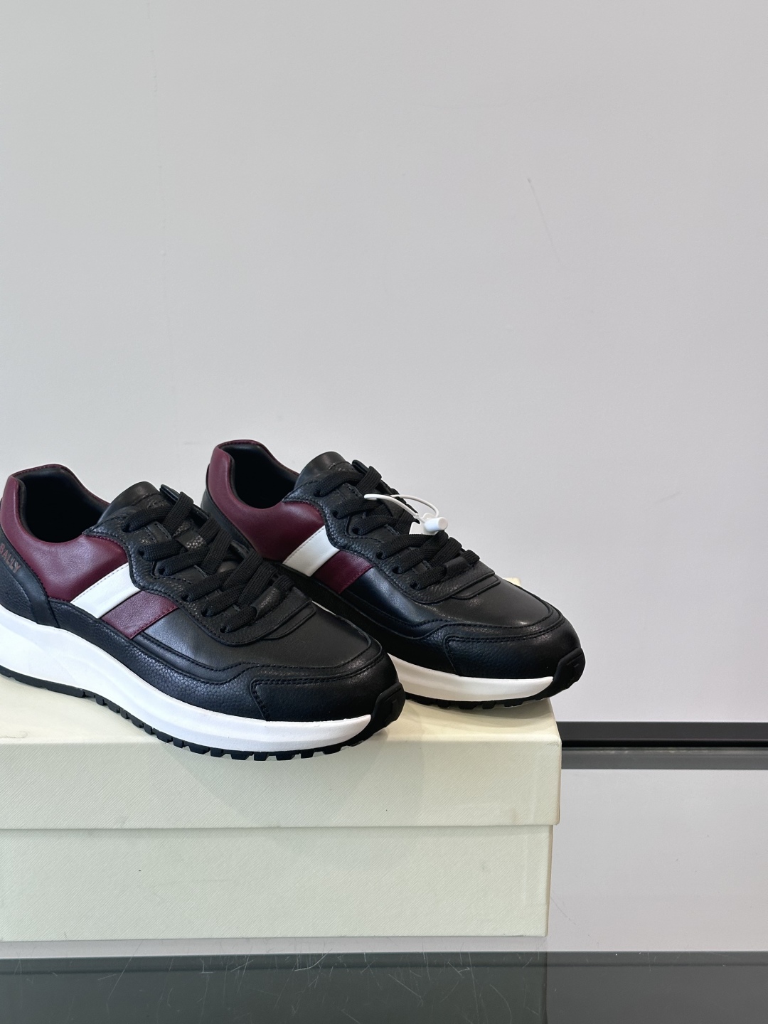 BALLY/巴利新款男士厚底皮革运动休闲鞋，这款皮革运动鞋采用小牛皮拼接打造，糅合优雅风范与创新设计。两