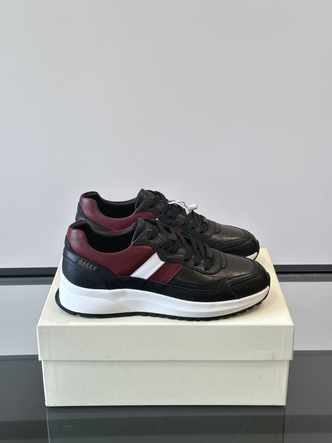 BALLY/巴利新款男士厚底皮革运动休闲鞋，这款皮革运动鞋采用小牛皮拼接打造，糅合优雅风范与创新设计。两