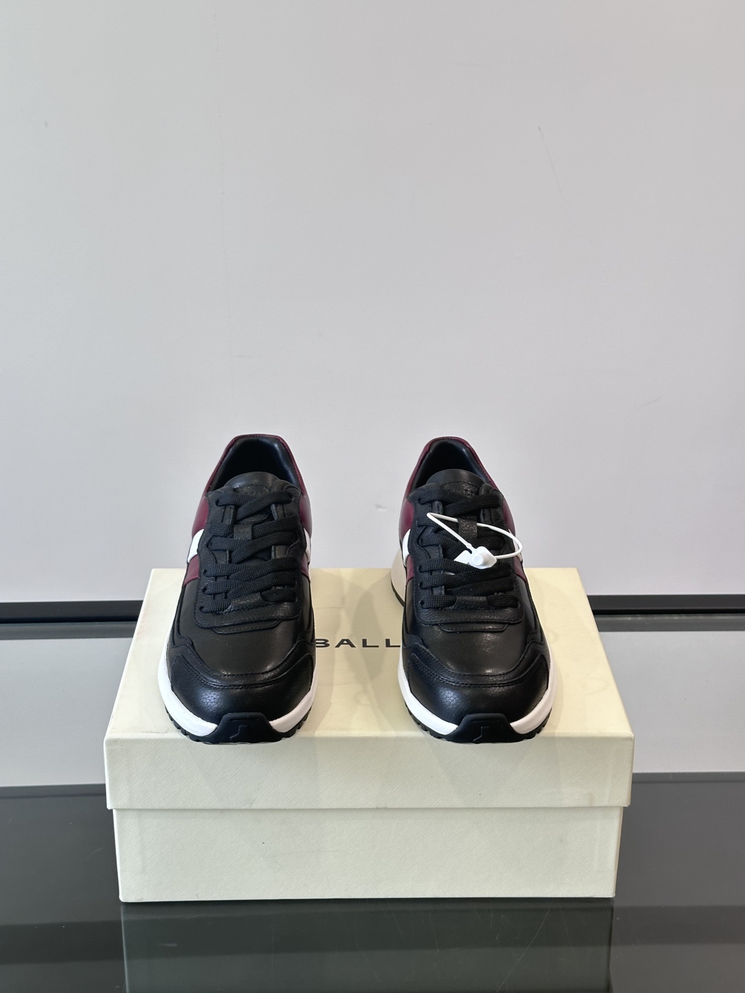 BALLY/巴利新款男士厚底皮革运动休闲鞋，这款皮革运动鞋采用小牛皮拼接打造，糅合优雅风范与创新设计。两