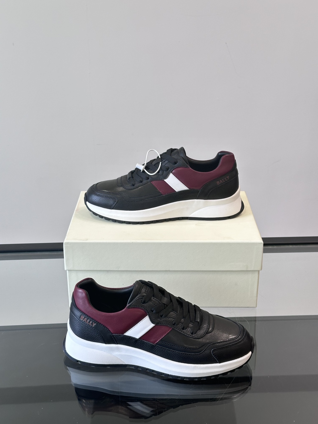 BALLY/巴利新款男士厚底皮革运动休闲鞋，这款皮革运动鞋采用小牛皮拼接打造，糅合优雅风范与创新设计。两