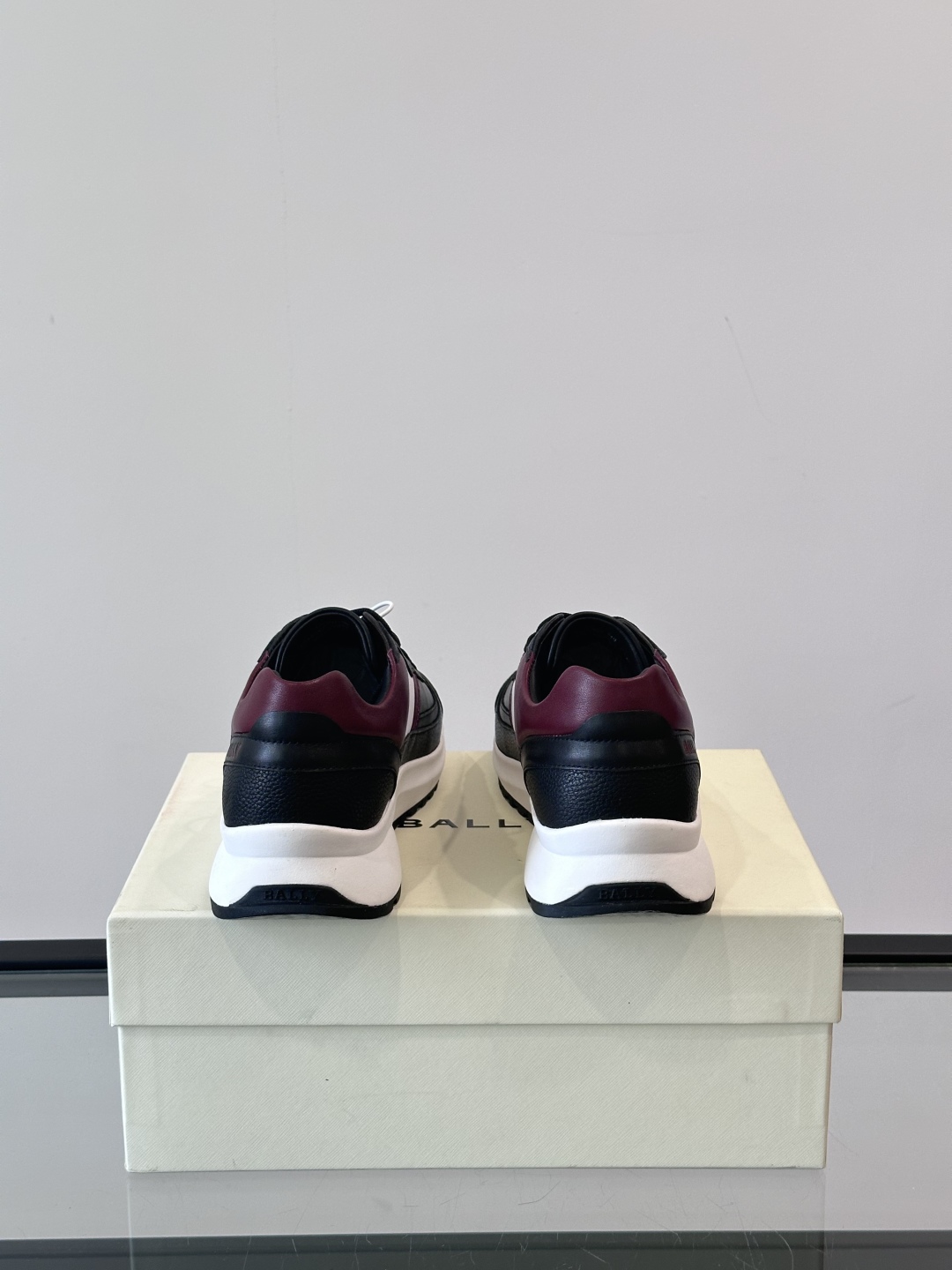 BALLY/巴利新款男士厚底皮革运动休闲鞋，这款皮革运动鞋采用小牛皮拼接打造，糅合优雅风范与创新设计。两