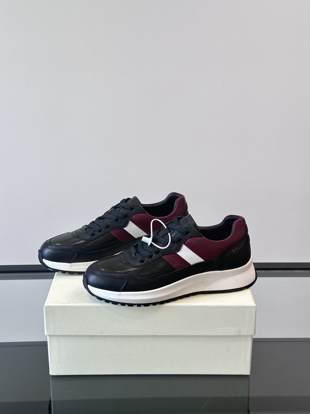 BALLY/巴利新款男士厚底皮革运动休闲鞋，这款皮革运动鞋采用小牛皮拼接打造，糅合优雅风范与创新设计。两