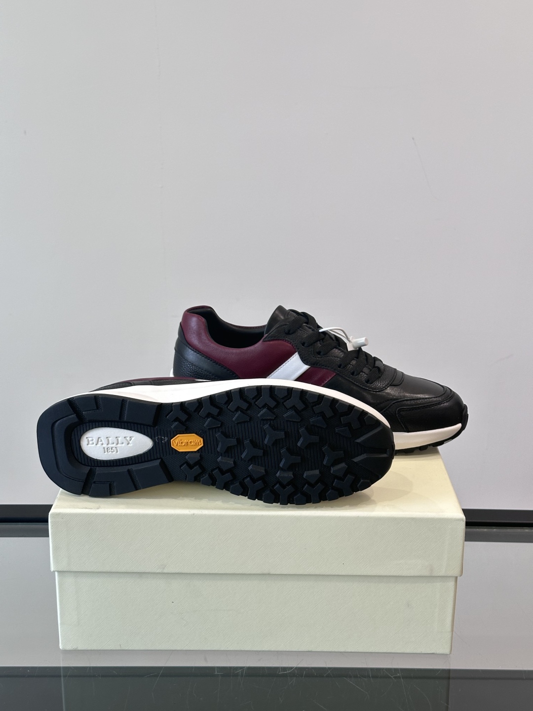 BALLY/巴利新款男士厚底皮革运动休闲鞋，这款皮革运动鞋采用小牛皮拼接打造，糅合优雅风范与创新设计。两