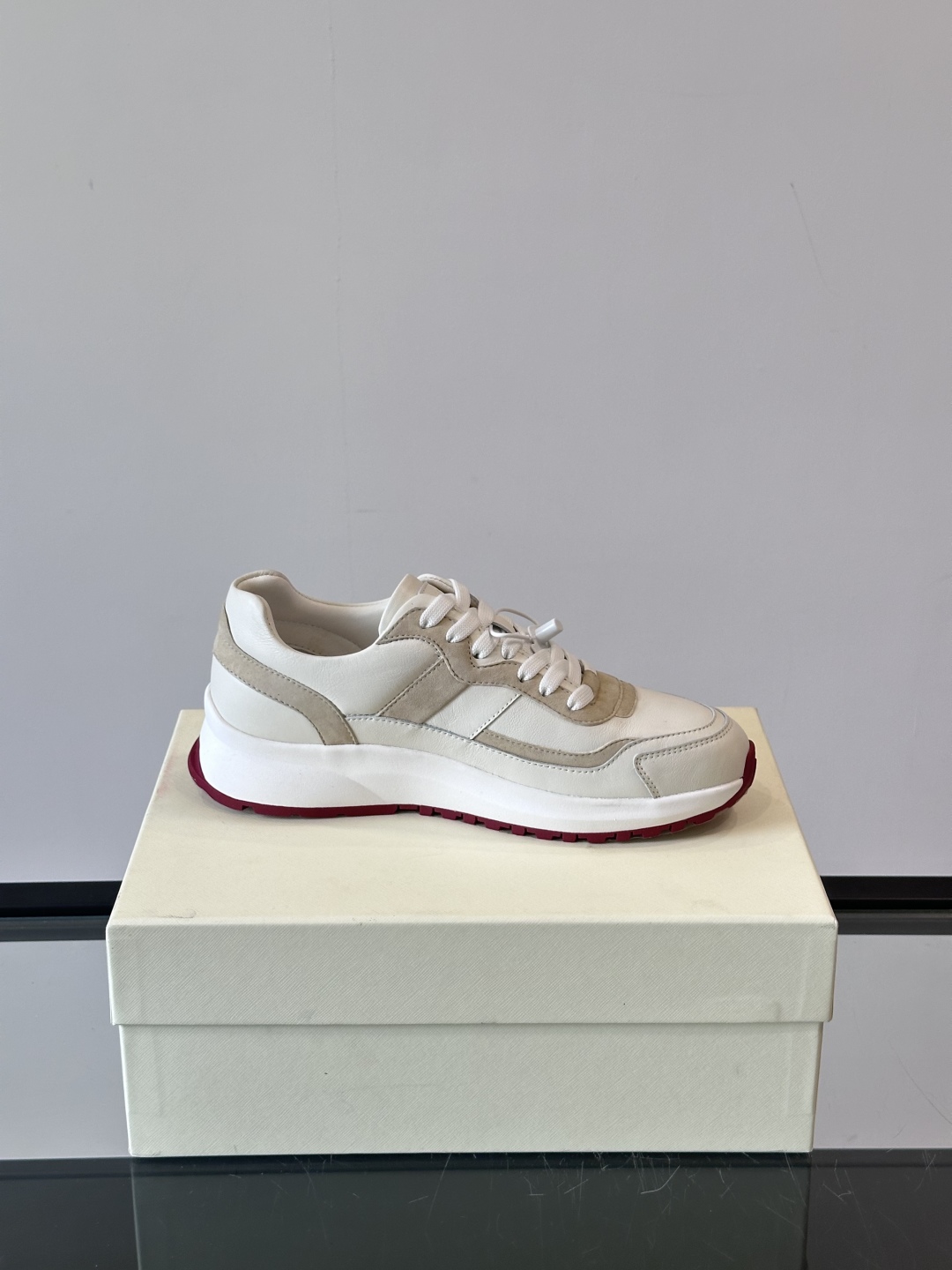 BALLY/巴利新款男士厚底皮革运动休闲鞋，这款皮革运动鞋采用小牛皮拼接打造，糅合优雅风范与创新设计。两