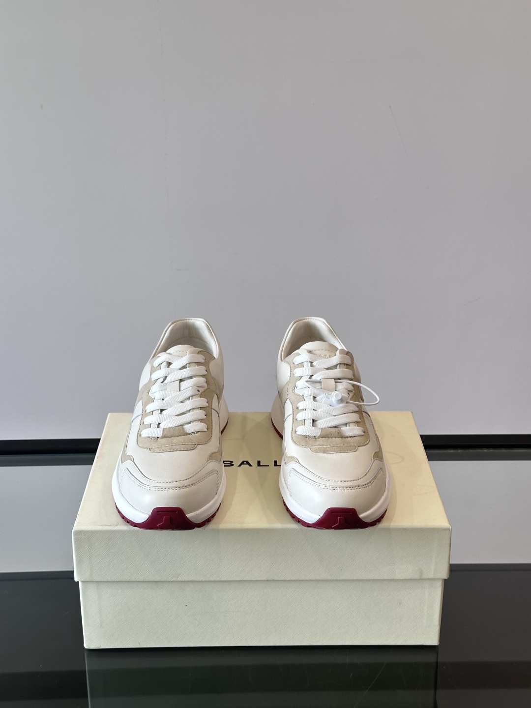 BALLY/巴利新款男士厚底皮革运动休闲鞋，这款皮革运动鞋采用小牛皮拼接打造，糅合优雅风范与创新设计。两