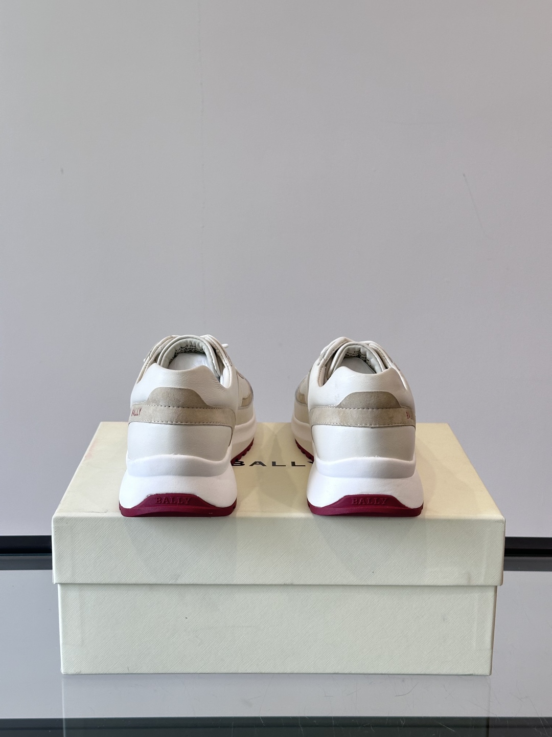BALLY/巴利新款男士厚底皮革运动休闲鞋，这款皮革运动鞋采用小牛皮拼接打造，糅合优雅风范与创新设计。两