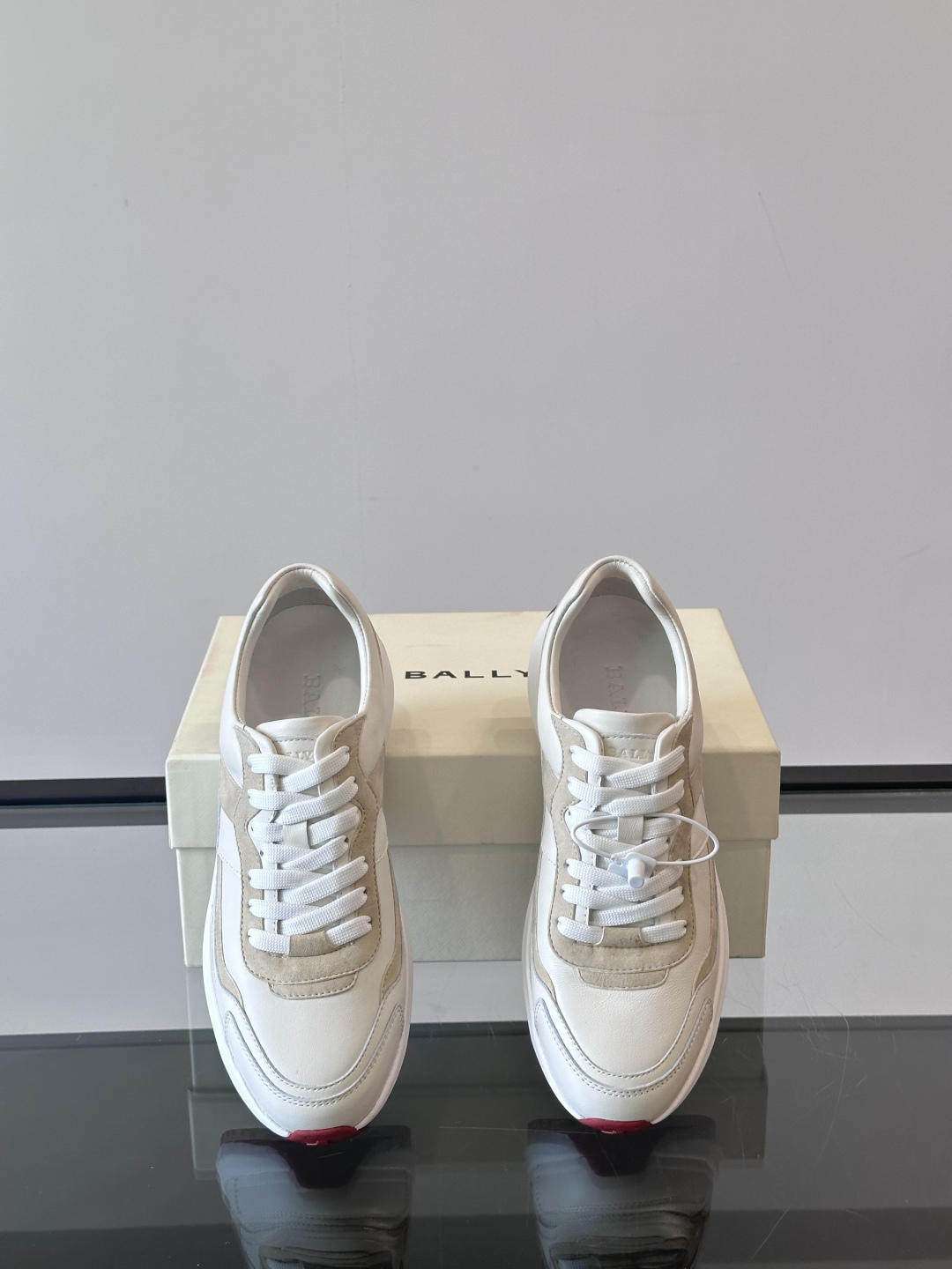 BALLY/巴利新款男士厚底皮革运动休闲鞋，这款皮革运动鞋采用小牛皮拼接打造，糅合优雅风范与创新设计。两