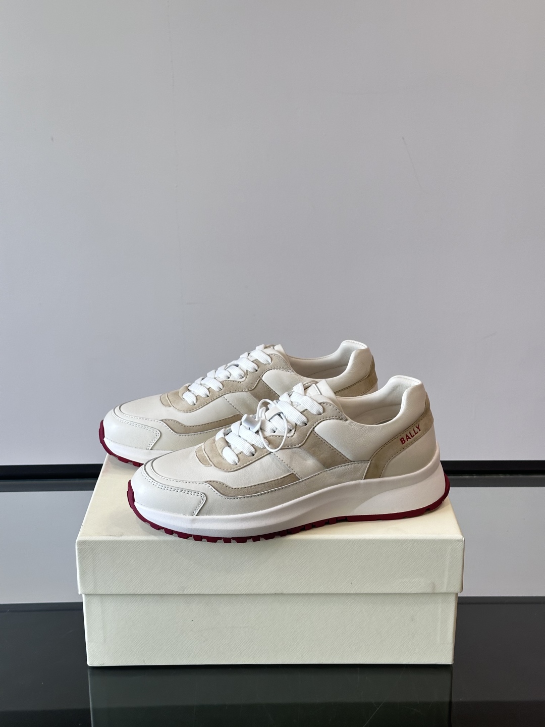 BALLY/巴利新款男士厚底皮革运动休闲鞋，这款皮革运动鞋采用小牛皮拼接打造，糅合优雅风范与创新设计。两