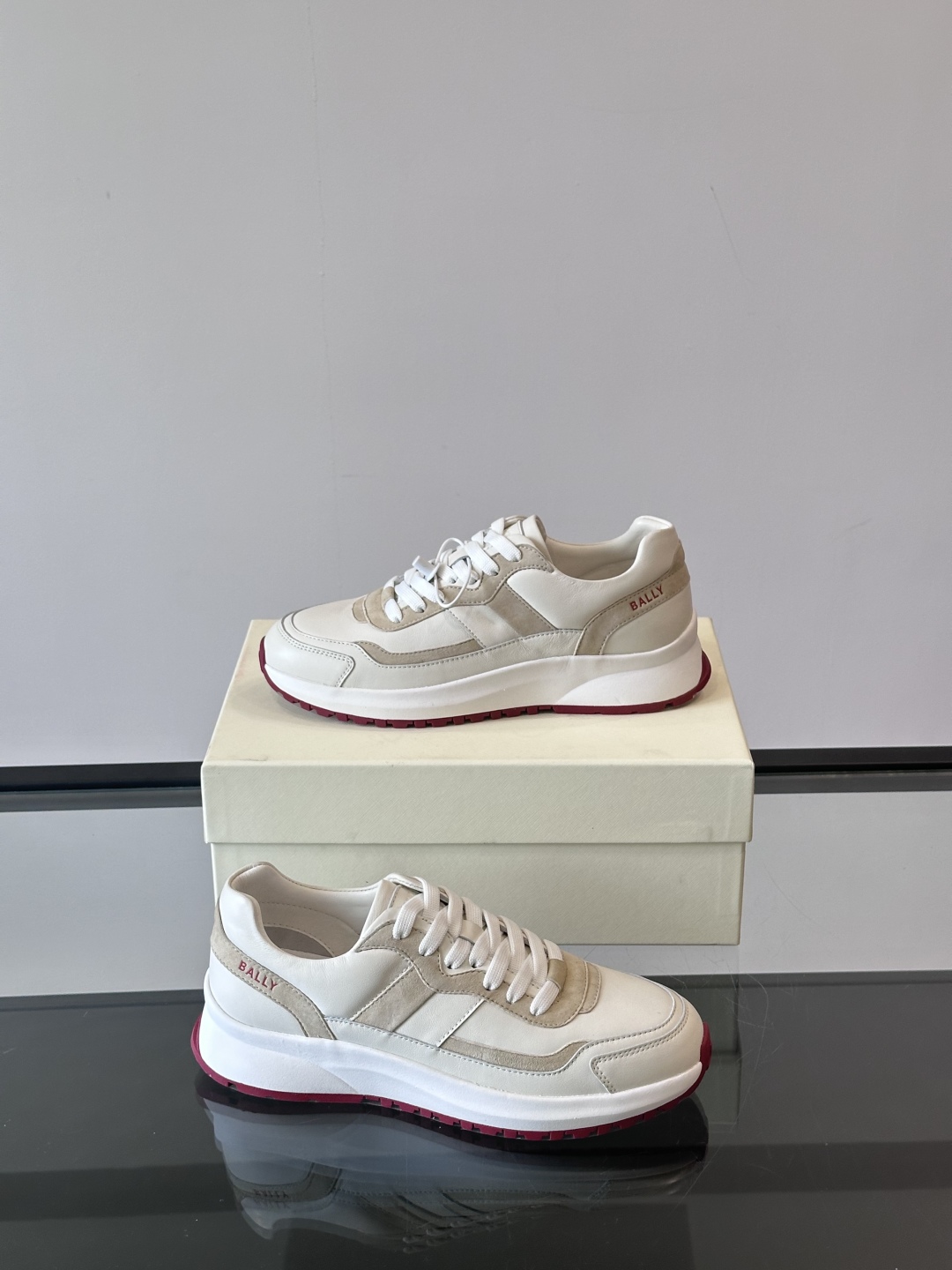 BALLY/巴利新款男士厚底皮革运动休闲鞋，这款皮革运动鞋采用小牛皮拼接打造，糅合优雅风范与创新设计。两
