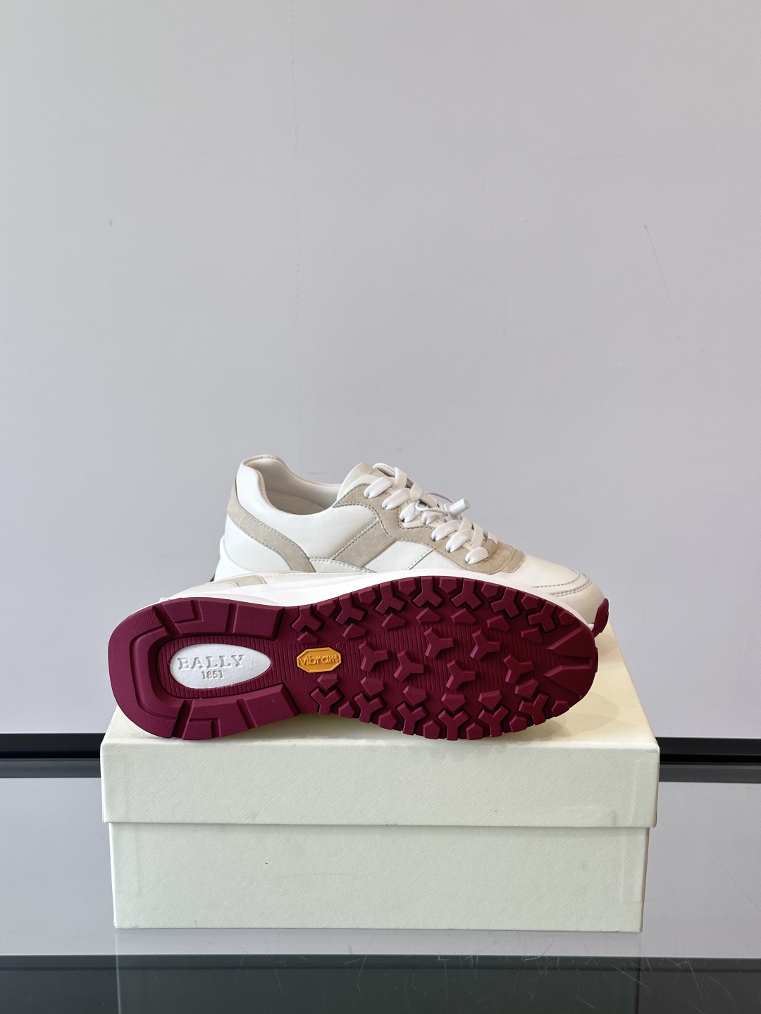 BALLY/巴利新款男士厚底皮革运动休闲鞋，这款皮革运动鞋采用小牛皮拼接打造，糅合优雅风范与创新设计。两