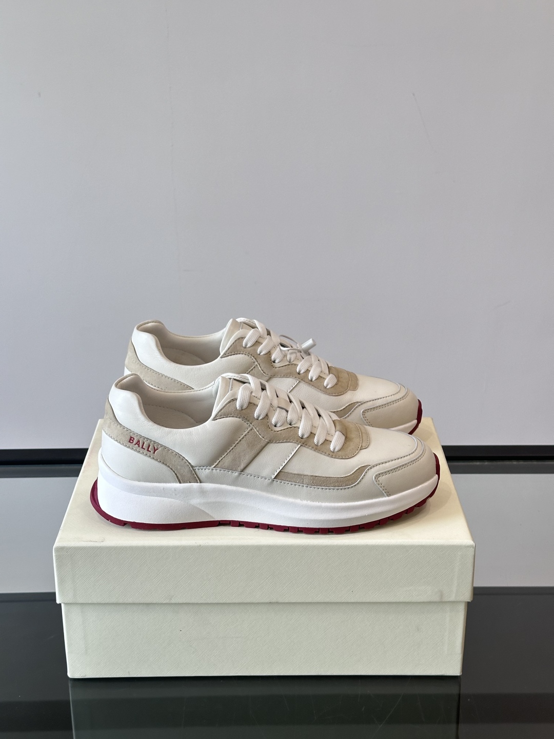 BALLY/巴利新款男士厚底皮革运动休闲鞋，这款皮革运动鞋采用小牛皮拼接打造，糅合优雅风范与创新设计。两