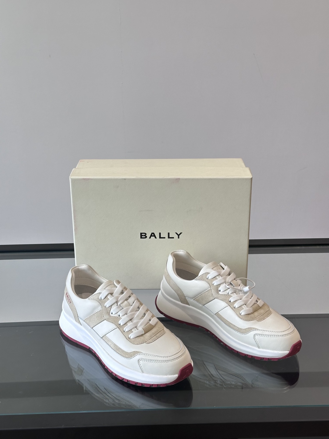 BALLY/巴利新款男士厚底皮革运动休闲鞋，这款皮革运动鞋采用小牛皮拼接打造，糅合优雅风范与创新设计。两