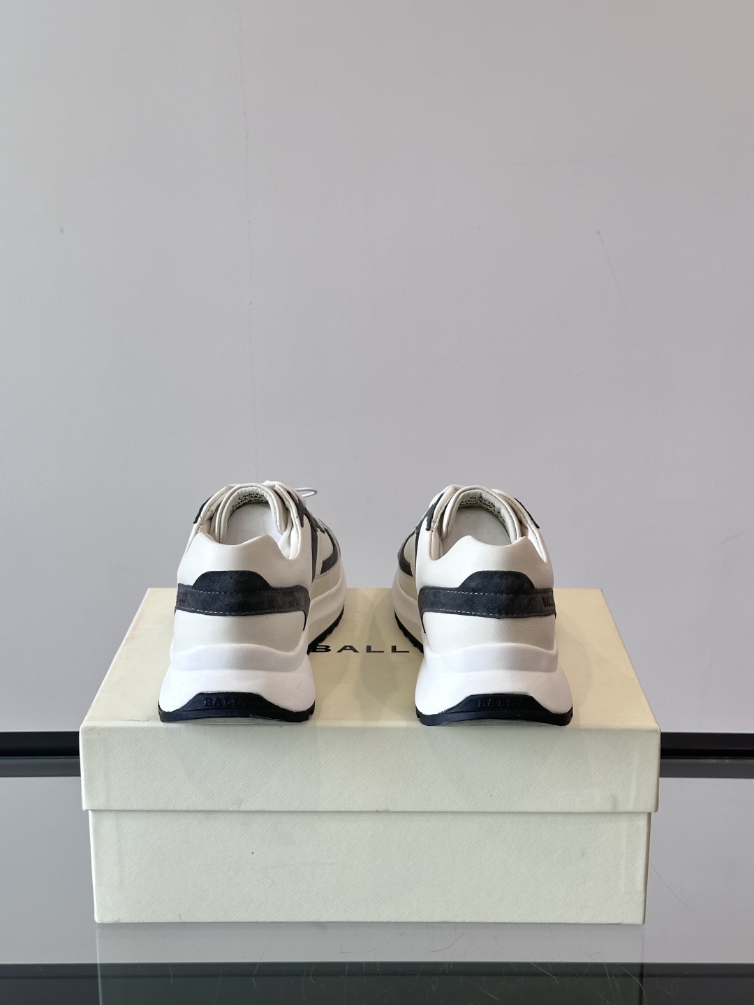 BALLY/巴利新款男士厚底皮革运动休闲鞋，这款皮革运动鞋采用小牛皮拼接打造，糅合优雅风范与创新设计。两