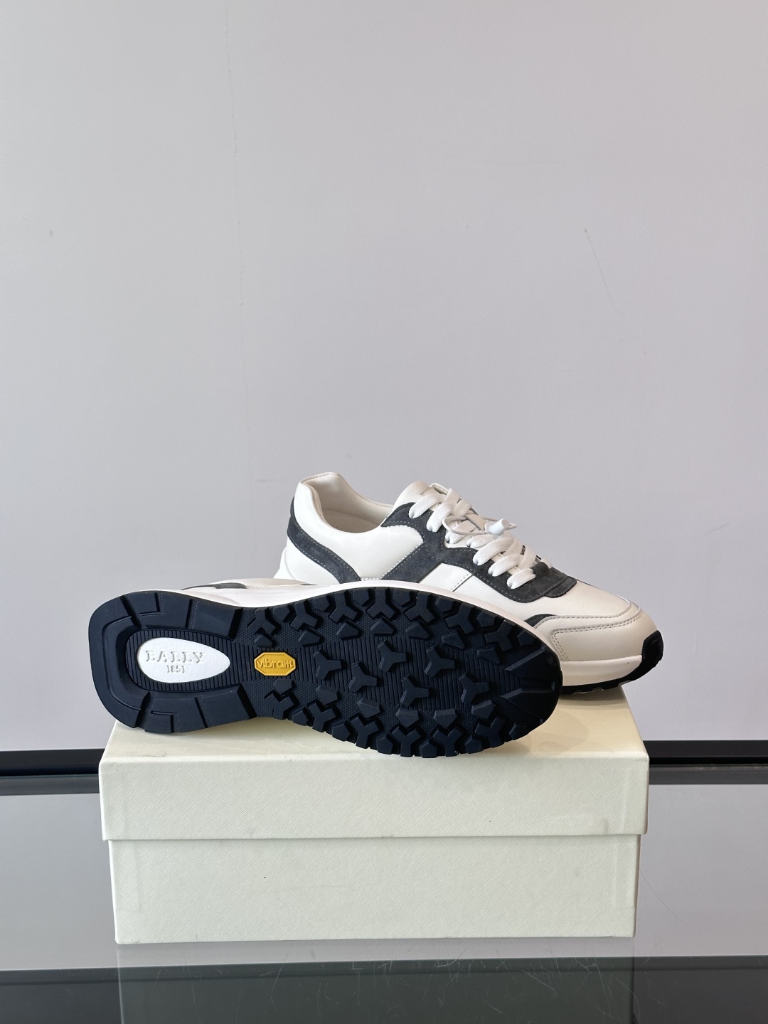 BALLY/巴利新款男士厚底皮革运动休闲鞋，这款皮革运动鞋采用小牛皮拼接打造，糅合优雅风范与创新设计。两