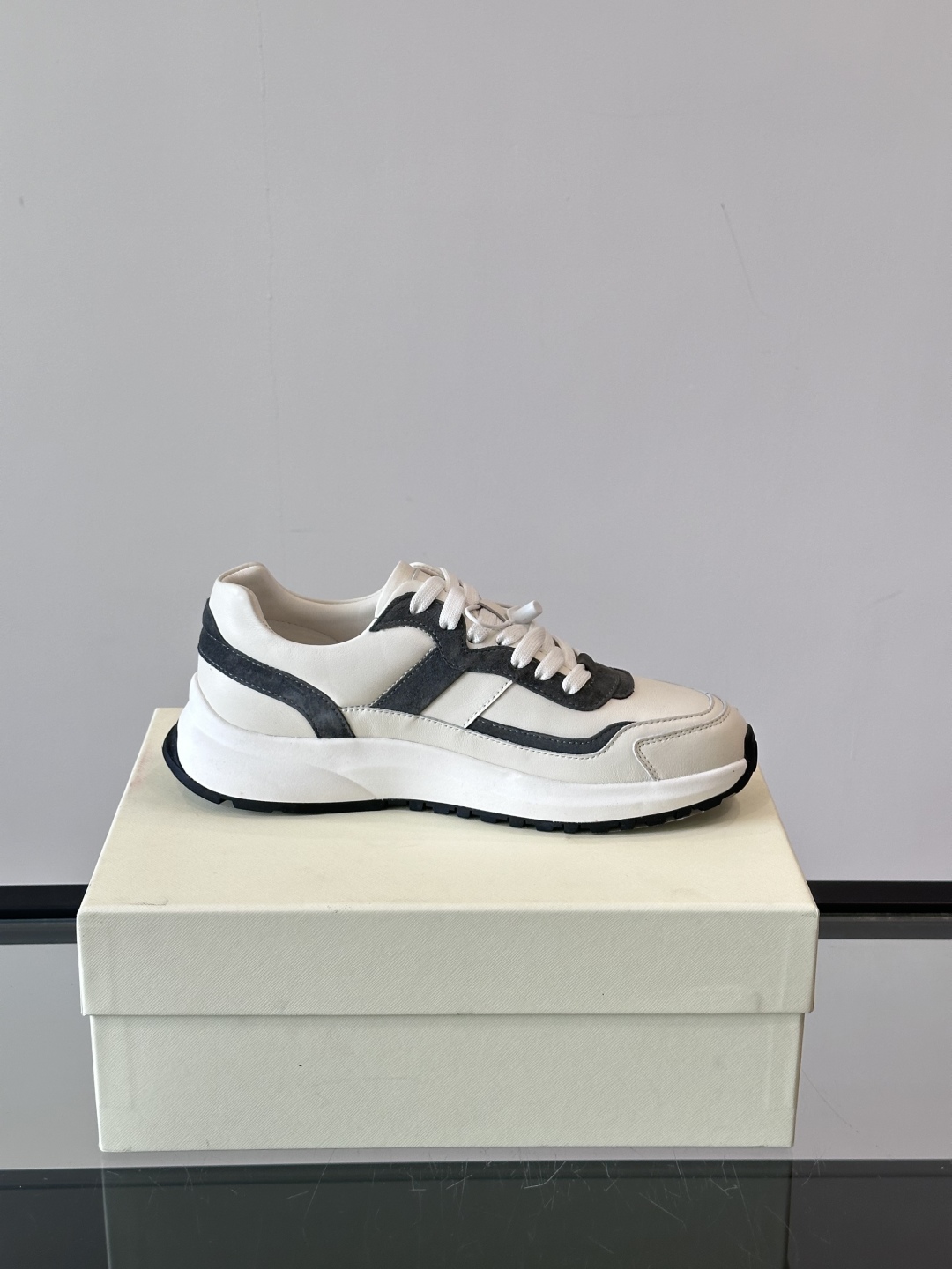 BALLY/巴利新款男士厚底皮革运动休闲鞋，这款皮革运动鞋采用小牛皮拼接打造，糅合优雅风范与创新设计。两