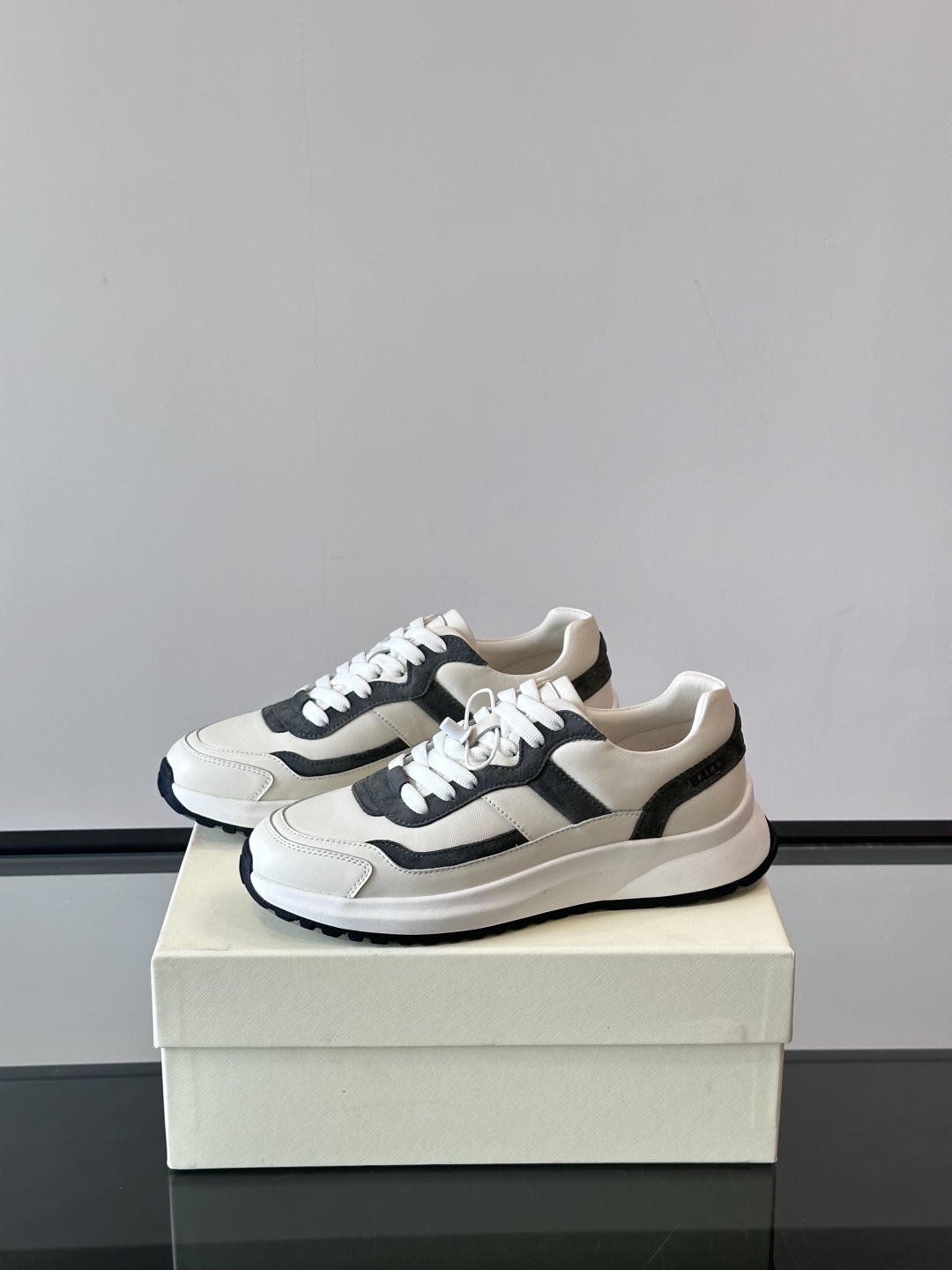 BALLY/巴利新款男士厚底皮革运动休闲鞋，这款皮革运动鞋采用小牛皮拼接打造，糅合优雅风范与创新设计。两