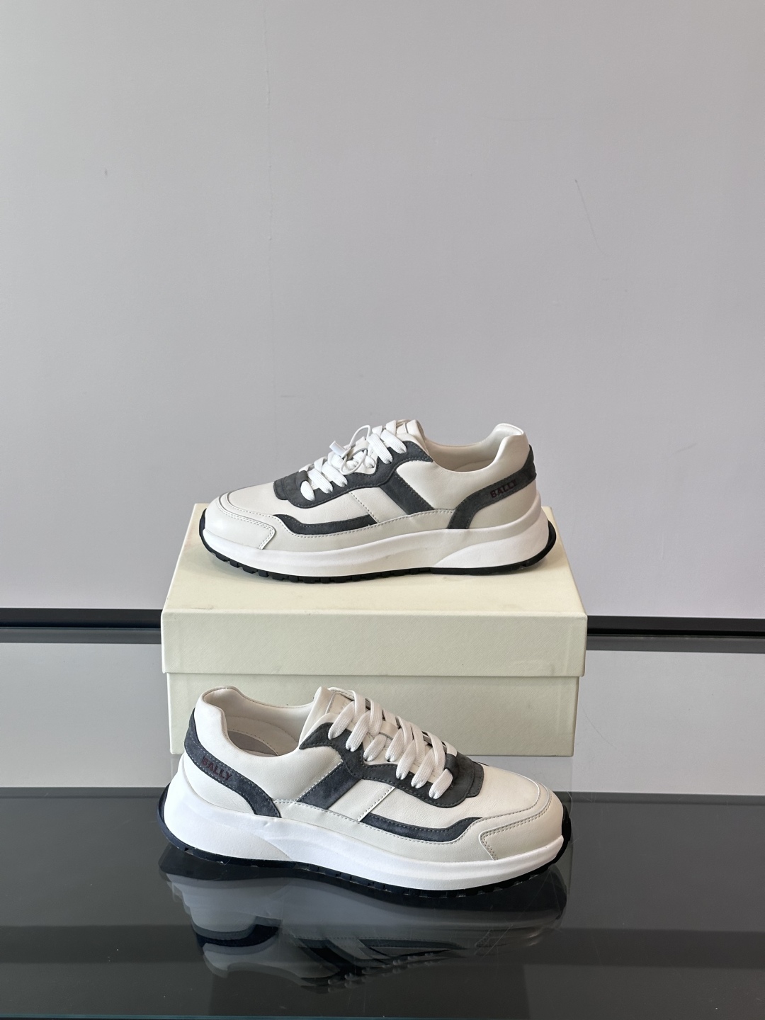 BALLY/巴利新款男士厚底皮革运动休闲鞋，这款皮革运动鞋采用小牛皮拼接打造，糅合优雅风范与创新设计。两