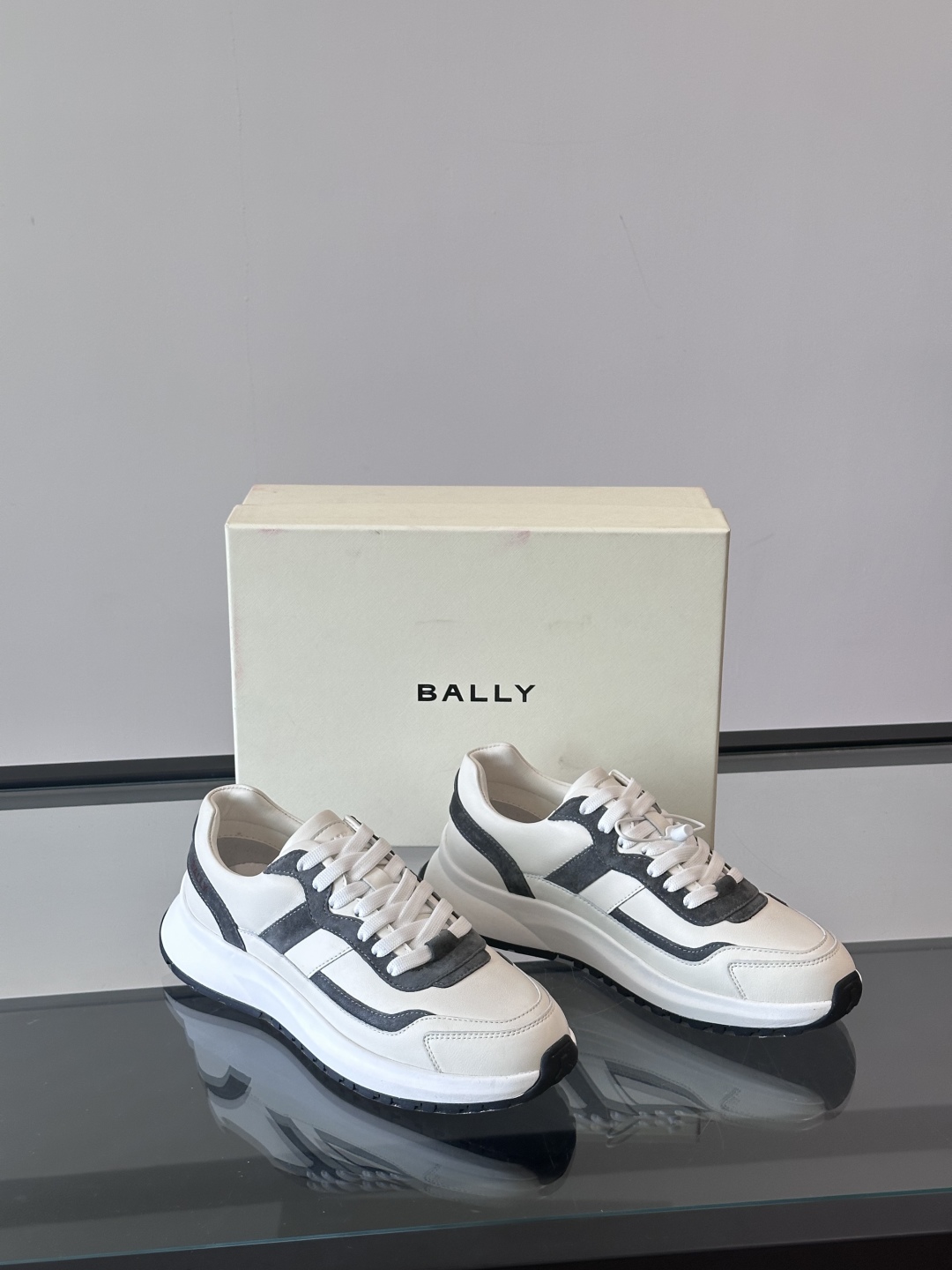 BALLY/巴利新款男士厚底皮革运动休闲鞋，这款皮革运动鞋采用小牛皮拼接打造，糅合优雅风范与创新设计。两