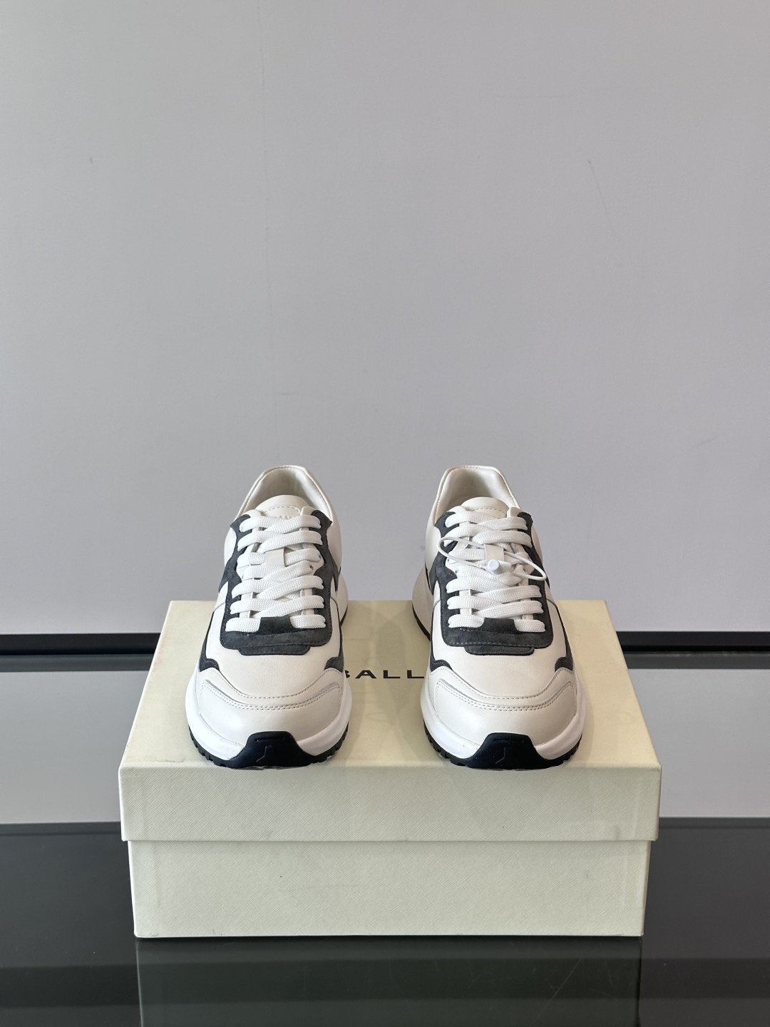 BALLY/巴利新款男士厚底皮革运动休闲鞋，这款皮革运动鞋采用小牛皮拼接打造，糅合优雅风范与创新设计。两