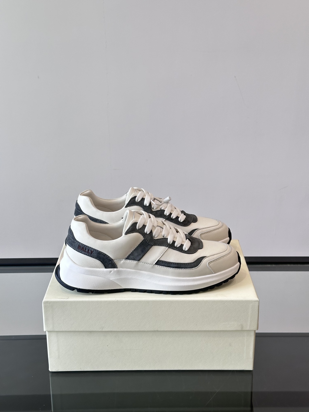BALLY/巴利新款男士厚底皮革运动休闲鞋，这款皮革运动鞋采用小牛皮拼接打造，糅合优雅风范与创新设计。两