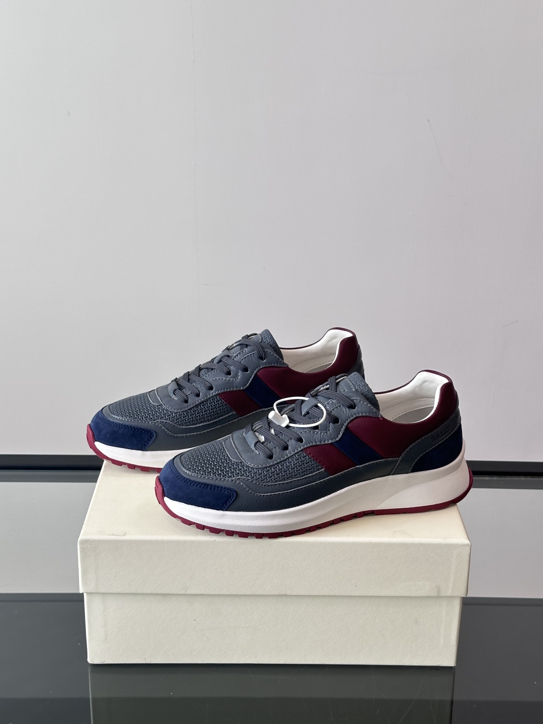 BALLY/巴利新款男士厚底皮革运动休闲鞋，这款皮革运动鞋采用小牛皮拼接打造，糅合优雅风范与创新设计。两