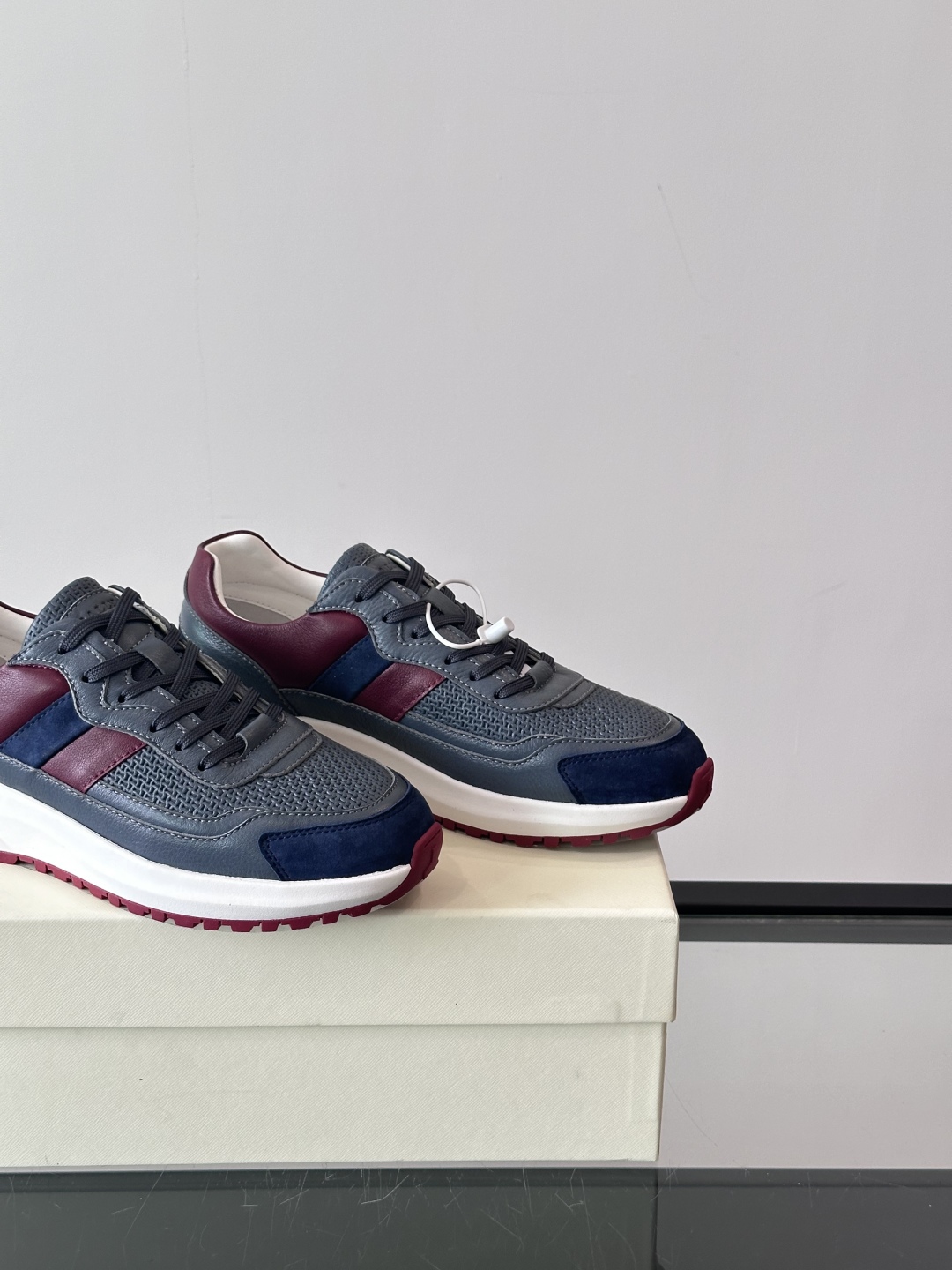 BALLY/巴利新款男士厚底皮革运动休闲鞋，这款皮革运动鞋采用小牛皮拼接打造，糅合优雅风范与创新设计。两