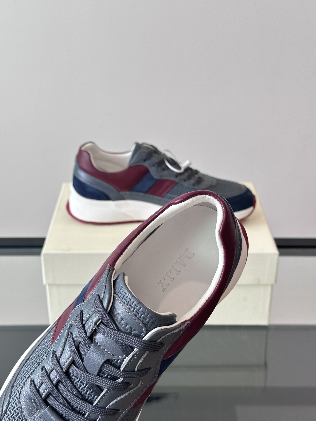BALLY/巴利新款男士厚底皮革运动休闲鞋，这款皮革运动鞋采用小牛皮拼接打造，糅合优雅风范与创新设计。两