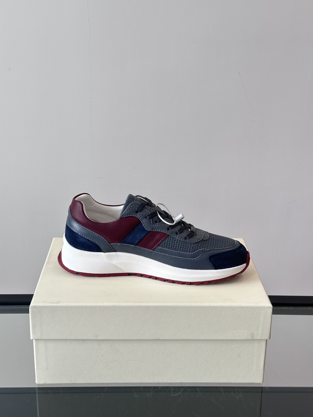 BALLY/巴利新款男士厚底皮革运动休闲鞋，这款皮革运动鞋采用小牛皮拼接打造，糅合优雅风范与创新设计。两