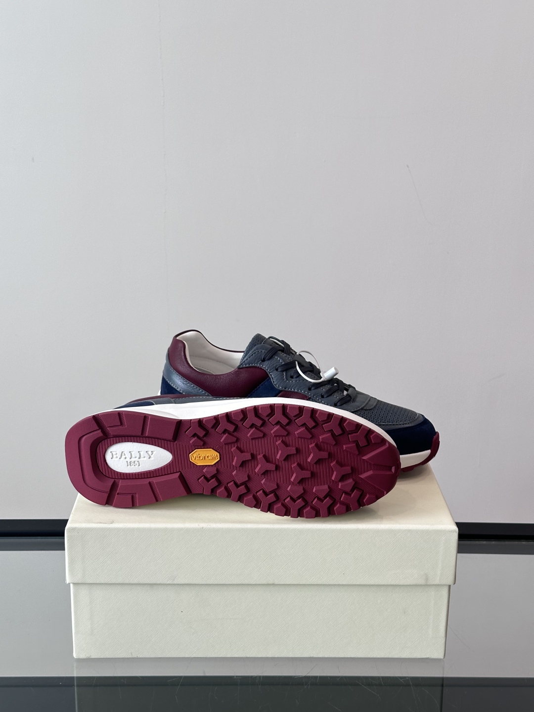 BALLY/巴利新款男士厚底皮革运动休闲鞋，这款皮革运动鞋采用小牛皮拼接打造，糅合优雅风范与创新设计。两