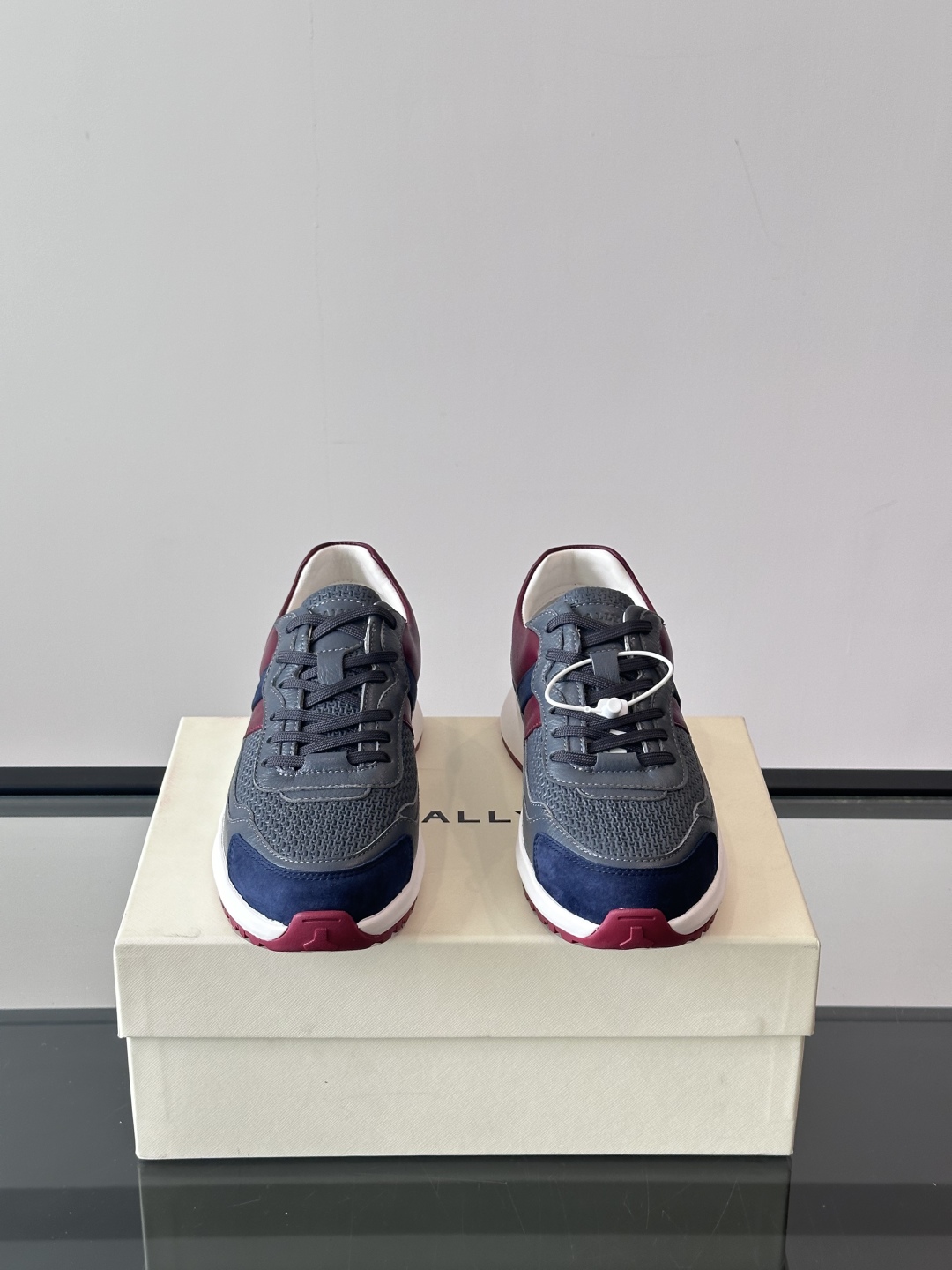 BALLY/巴利新款男士厚底皮革运动休闲鞋，这款皮革运动鞋采用小牛皮拼接打造，糅合优雅风范与创新设计。两