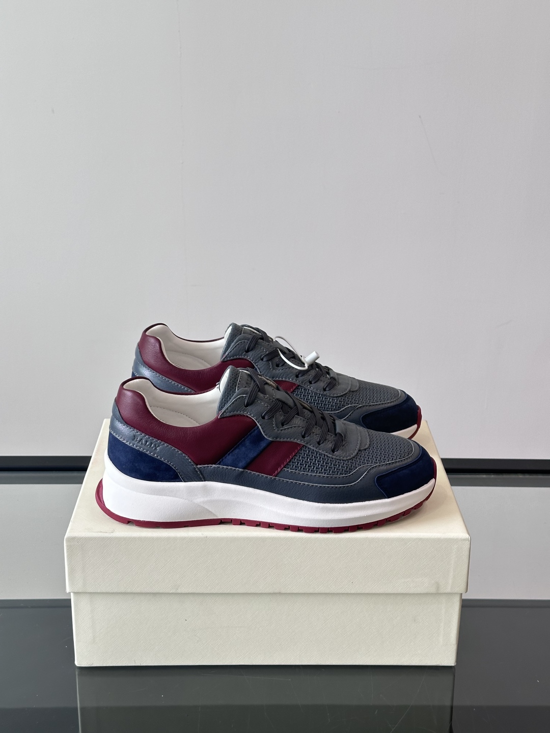 BALLY/巴利新款男士厚底皮革运动休闲鞋，这款皮革运动鞋采用小牛皮拼接打造，糅合优雅风范与创新设计。两