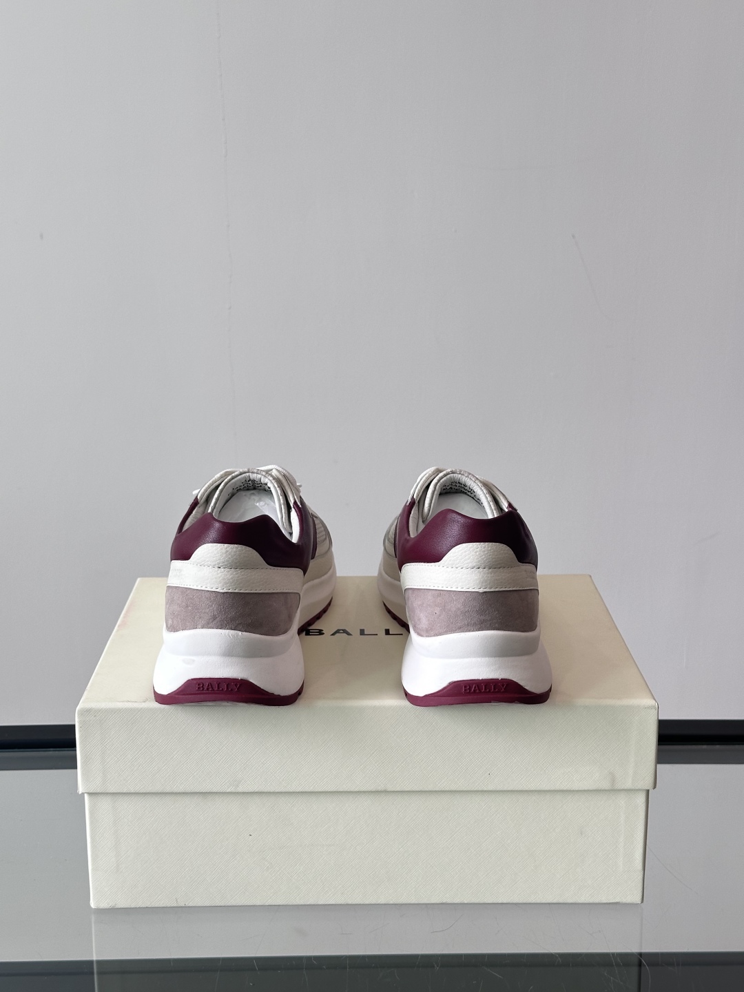 BALLY/巴利新款男士厚底皮革运动休闲鞋，这款皮革运动鞋采用小牛皮拼接打造，糅合优雅风范与创新设计。两
