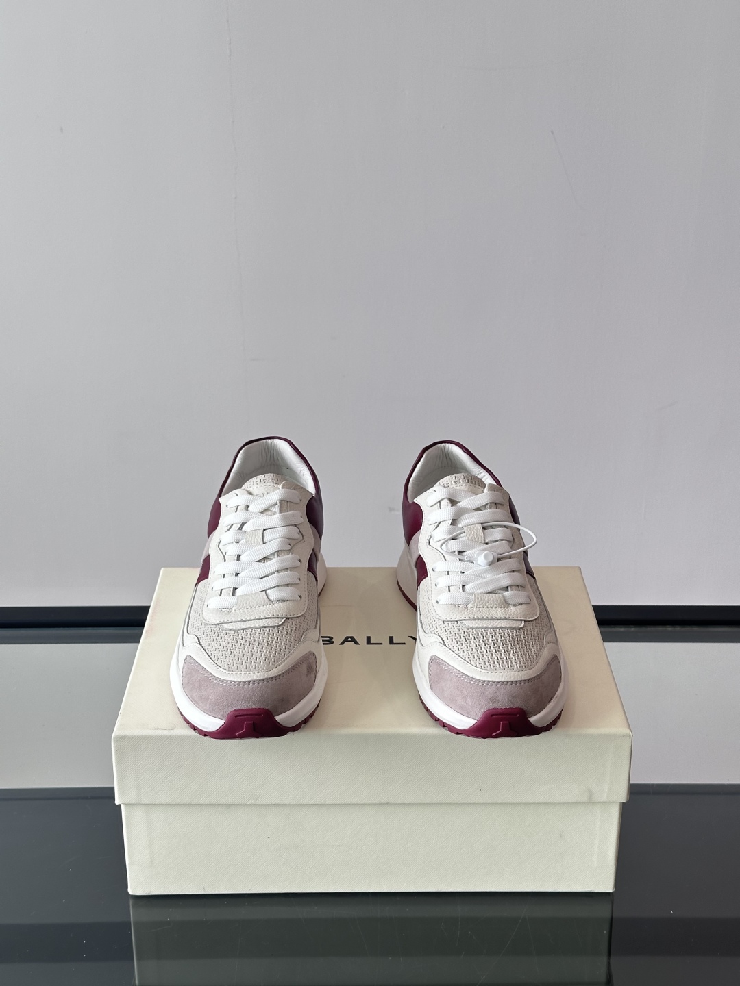 BALLY/巴利新款男士厚底皮革运动休闲鞋，这款皮革运动鞋采用小牛皮拼接打造，糅合优雅风范与创新设计。两
