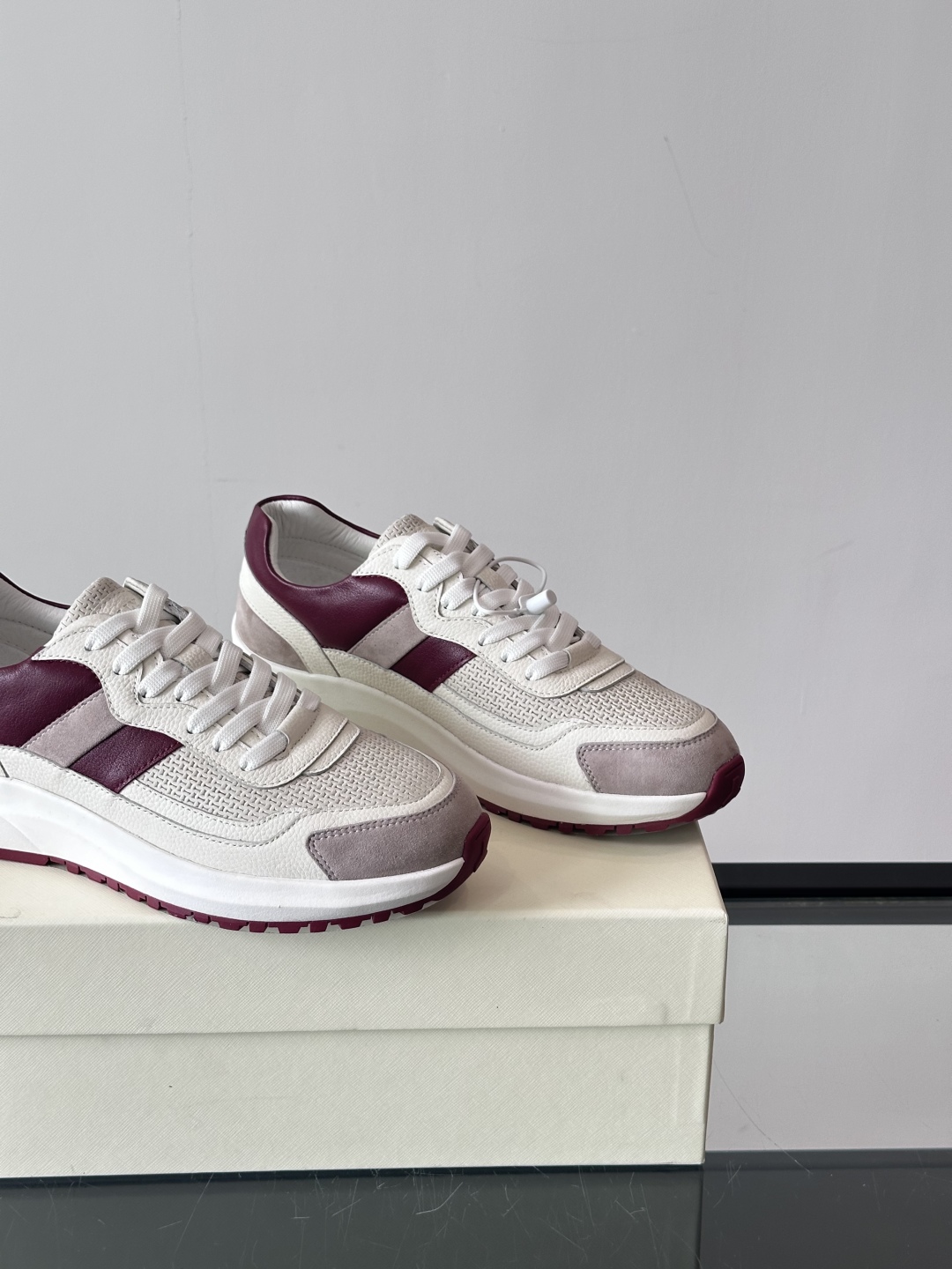 BALLY/巴利新款男士厚底皮革运动休闲鞋，这款皮革运动鞋采用小牛皮拼接打造，糅合优雅风范与创新设计。两