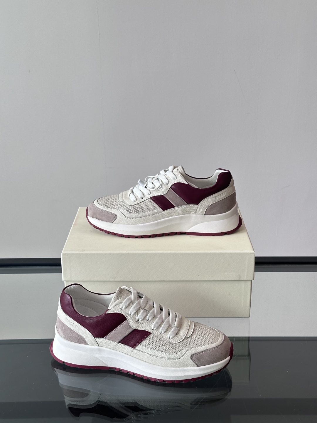 BALLY/巴利新款男士厚底皮革运动休闲鞋，这款皮革运动鞋采用小牛皮拼接打造，糅合优雅风范与创新设计。两