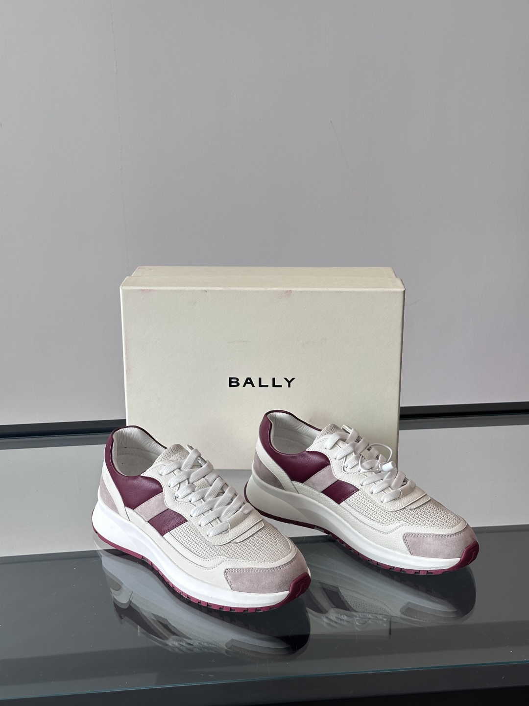 BALLY/巴利新款男士厚底皮革运动休闲鞋，这款皮革运动鞋采用小牛皮拼接打造，糅合优雅风范与创新设计。两