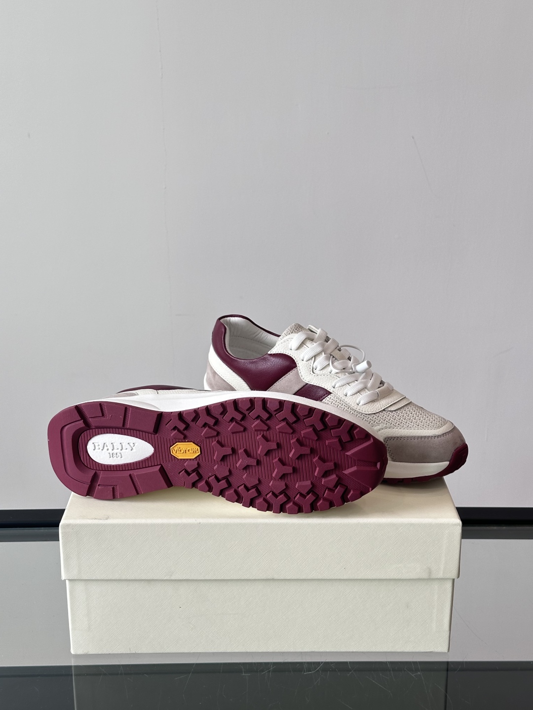 BALLY/巴利新款男士厚底皮革运动休闲鞋，这款皮革运动鞋采用小牛皮拼接打造，糅合优雅风范与创新设计。两