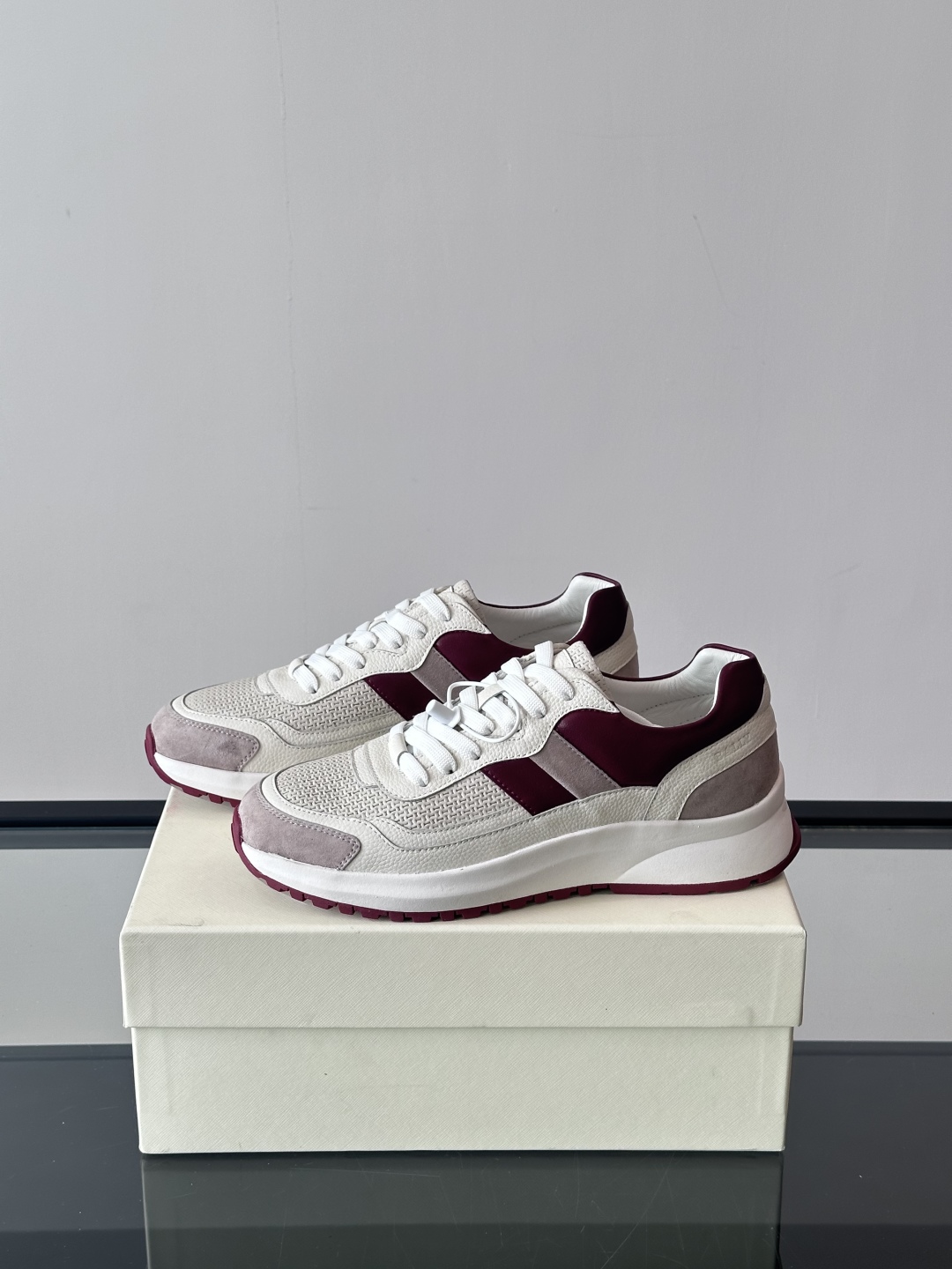 BALLY/巴利新款男士厚底皮革运动休闲鞋，这款皮革运动鞋采用小牛皮拼接打造，糅合优雅风范与创新设计。两
