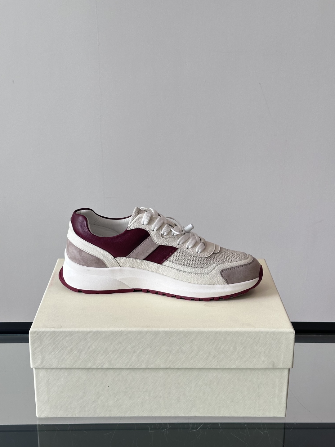 BALLY/巴利新款男士厚底皮革运动休闲鞋，这款皮革运动鞋采用小牛皮拼接打造，糅合优雅风范与创新设计。两