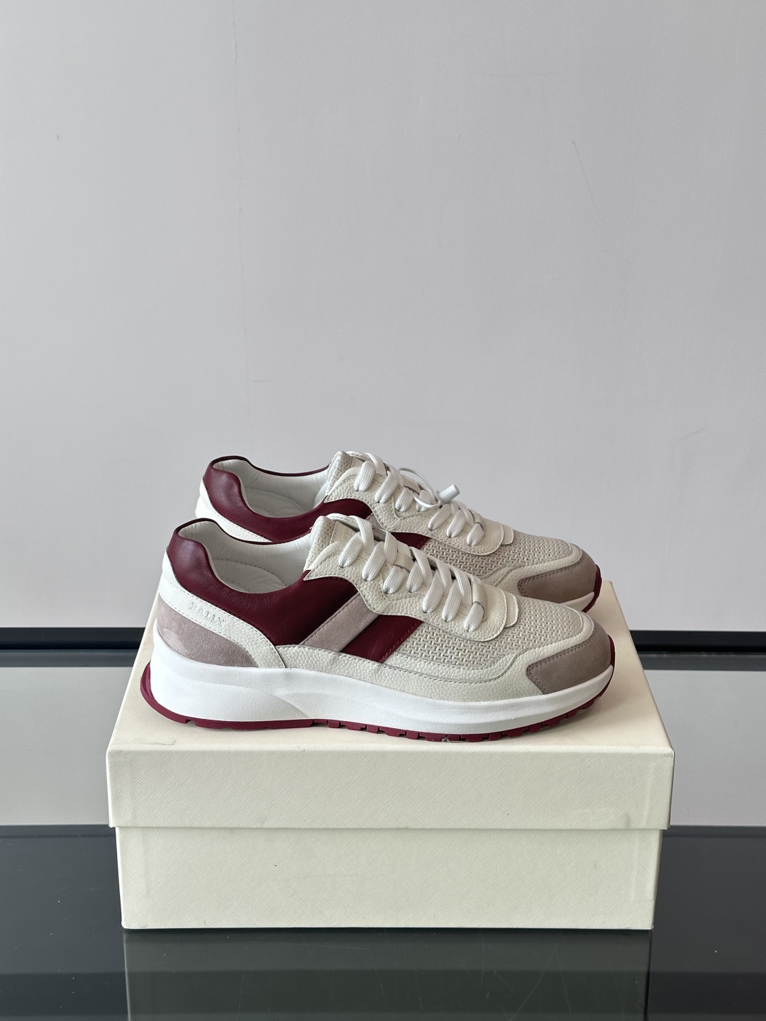 BALLY/巴利新款男士厚底皮革运动休闲鞋，这款皮革运动鞋采用小牛皮拼接打造，糅合优雅风范与创新设计。两