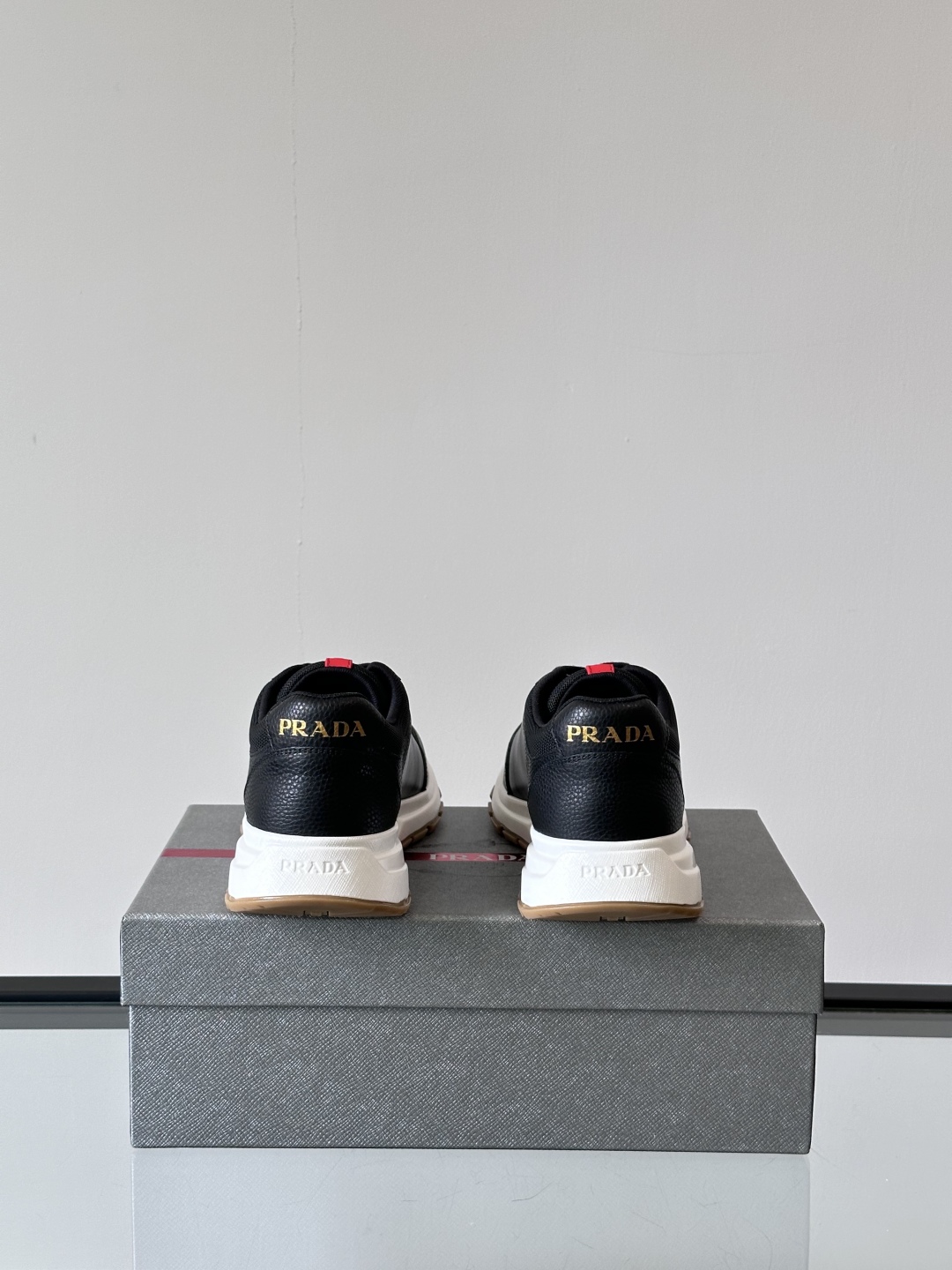 Prad*🆕男士休闲运动鞋，这款运动鞋采用牛皮鞋面，搭配4cm橡胶厚底，鞋舌饰有品牌logo全新P字lo