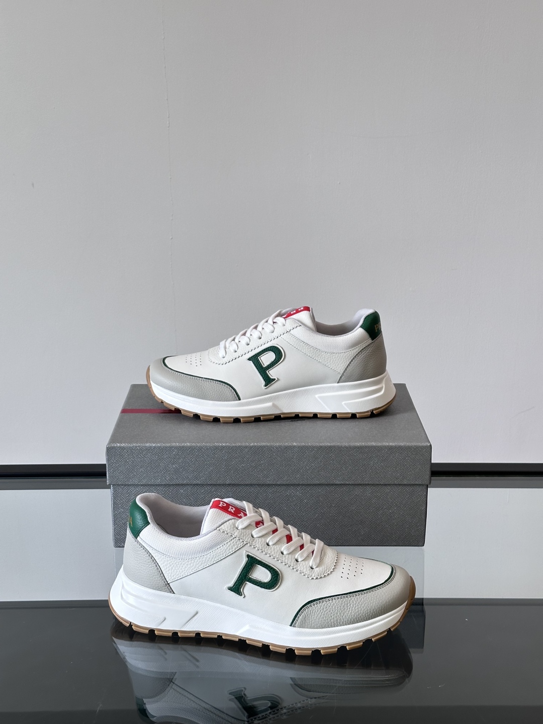 Prad*🆕男士休闲运动鞋，这款运动鞋采用牛皮鞋面，搭配4cm橡胶厚底，鞋舌饰有品牌logo全新P字lo