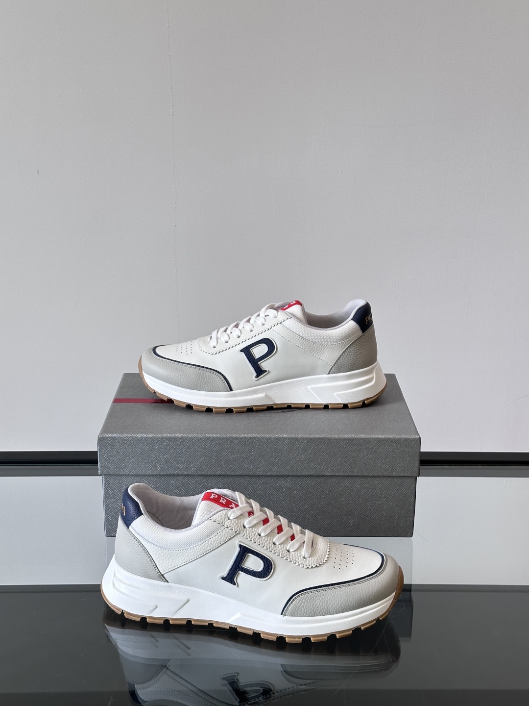 Prad*🆕男士休闲运动鞋，这款运动鞋采用牛皮鞋面，搭配4cm橡胶厚底，鞋舌饰有品牌logo全新P字lo