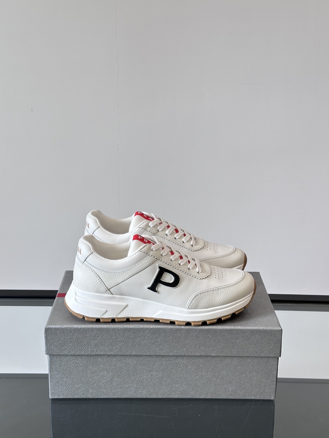 Prad*🆕男士休闲运动鞋，这款运动鞋采用牛皮鞋面，搭配4cm橡胶厚底，鞋舌饰有品牌logo全新P字lo