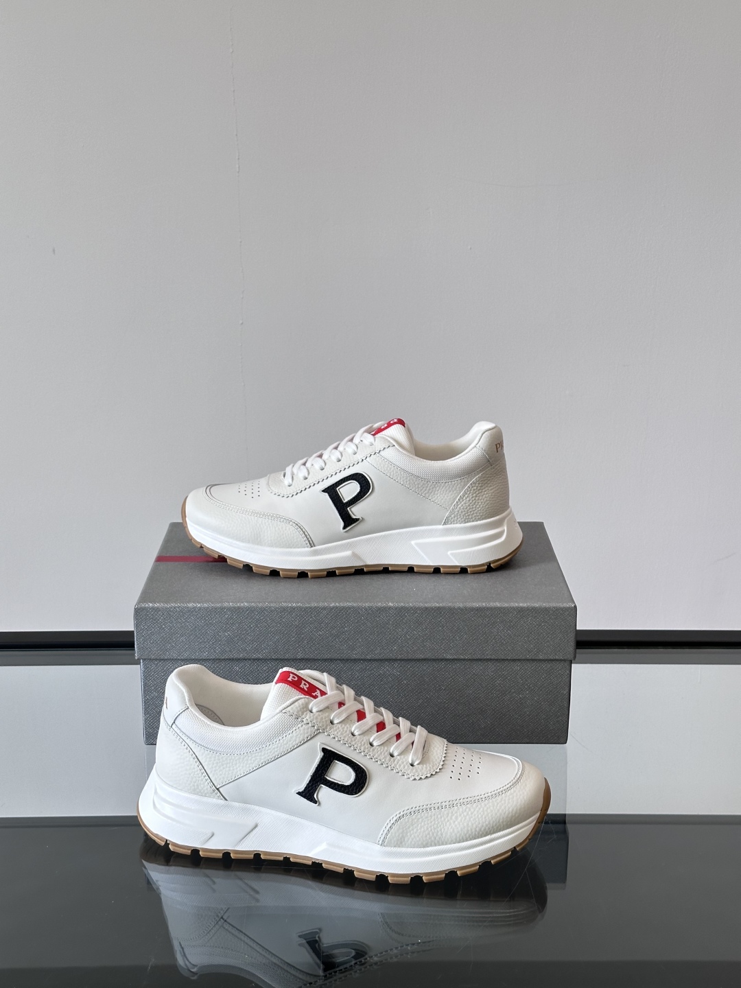 Prad*🆕男士休闲运动鞋，这款运动鞋采用牛皮鞋面，搭配4cm橡胶厚底，鞋舌饰有品牌logo全新P字lo