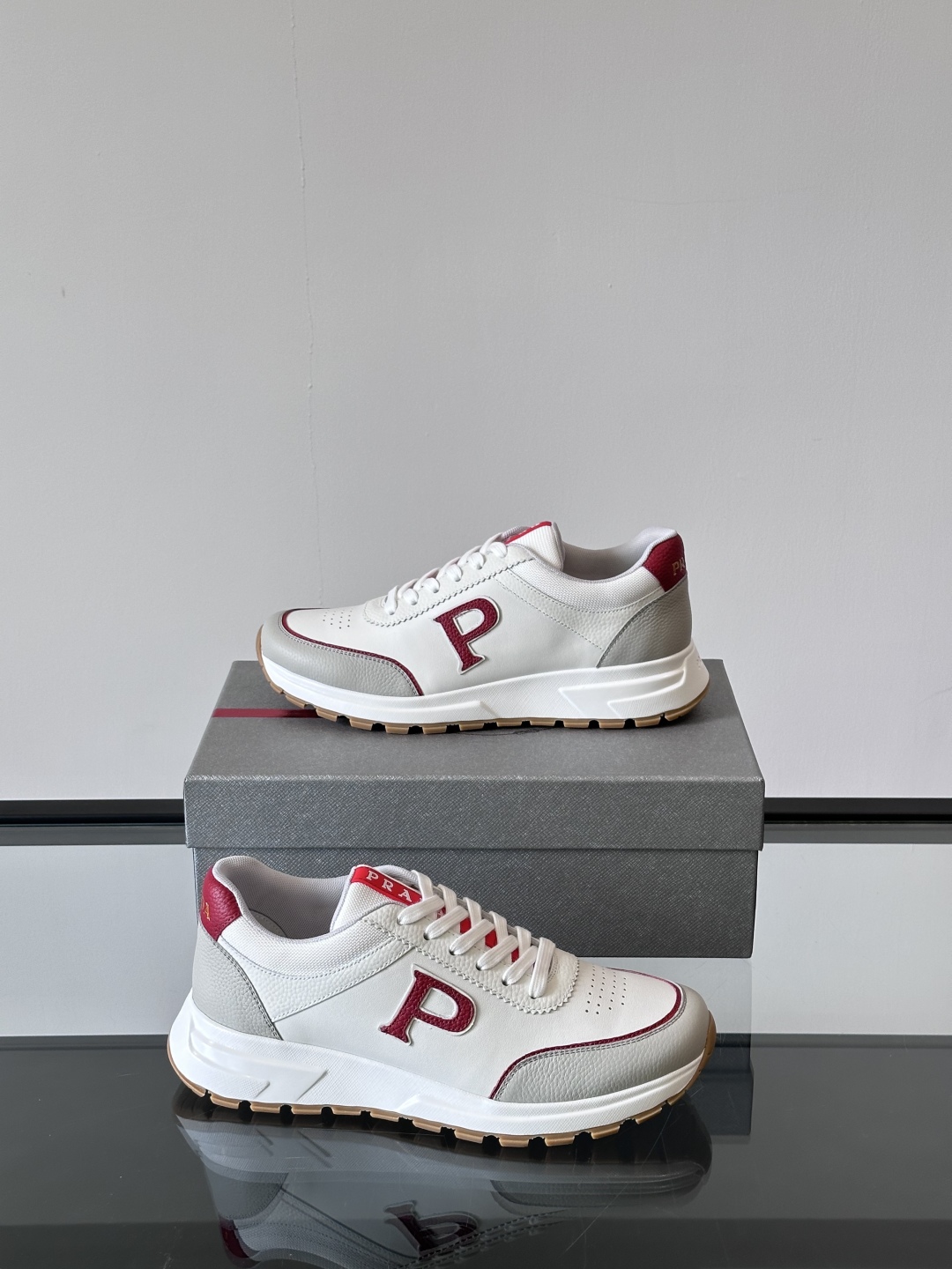 Prad*🆕男士休闲运动鞋，这款运动鞋采用牛皮鞋面，搭配4cm橡胶厚底，鞋舌饰有品牌logo全新P字lo