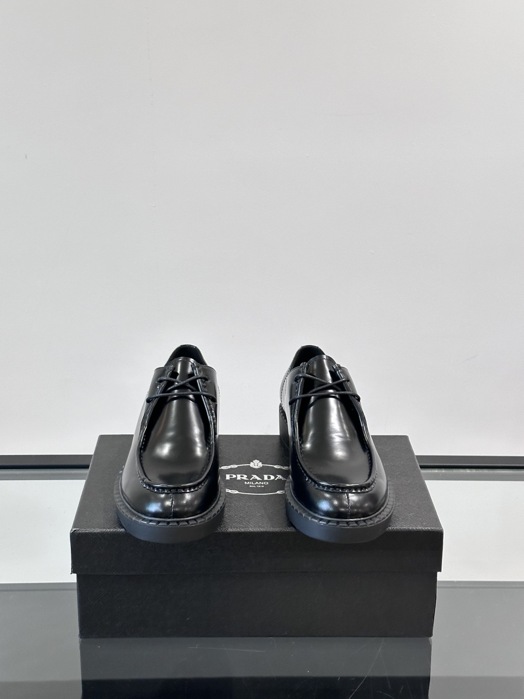 Prada/普拉达新款亮面皮革乐福鞋，采用意大利进口开边珠鞋面，套脚乐福鞋款式，大块拼接设计，耐穿不变形