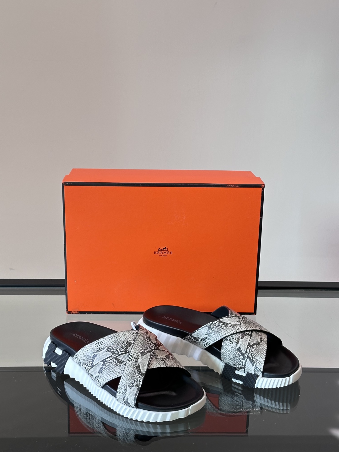 ◾️▫️Hermes 高端成型大底男士拖鞋，高品质经典单品，用料上乘考究，版型宽松舒适，推荐入手，鞋面选